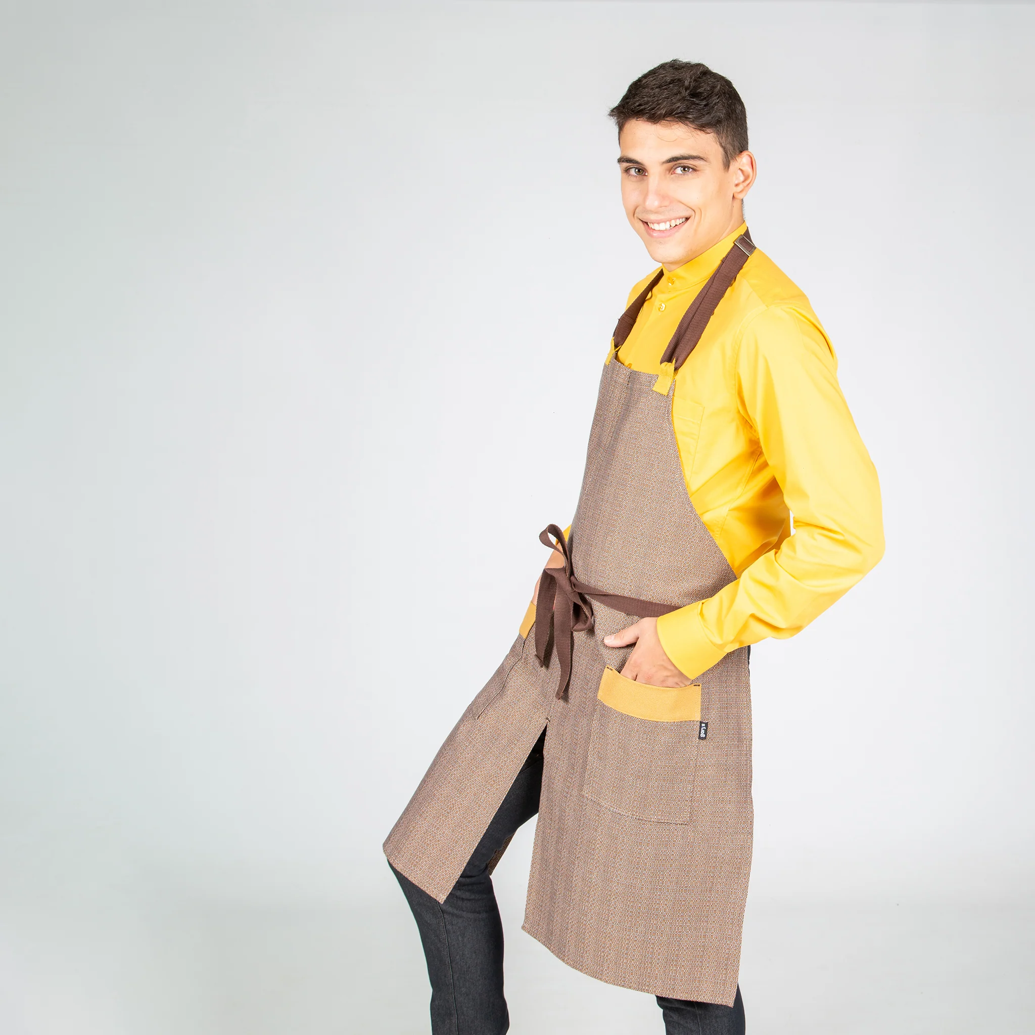 DELANTAL CON PETO CHOCOLATE TIRANTE 2 COLORES 82X72 CM - Image 4